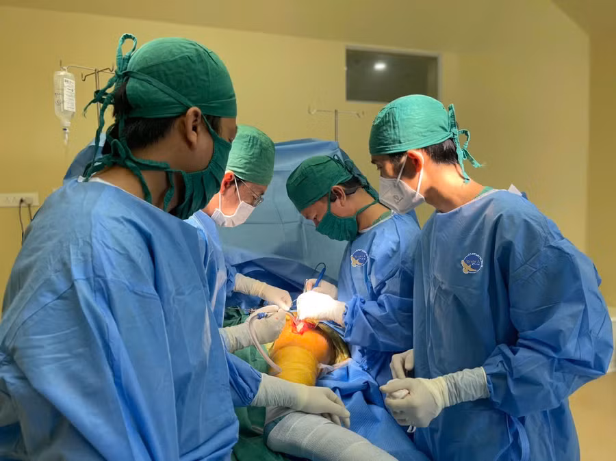 Ekip thực hiện mổ thay khớp háng cho bệnh nhân. (Ảnh: BVCC)