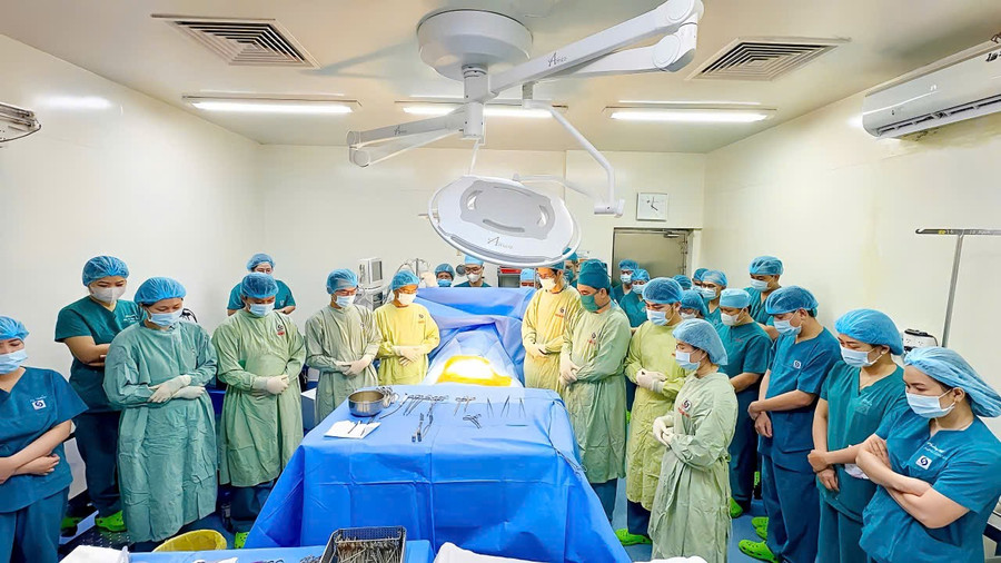 4h ngày 29/6, lễ tri ân người hiến tạng diễn ra ngay trước ca phẫu thuật lấy tạng. z6753079236752-4aa90c89d38d1bfb63a37df07c109e3b.jpg