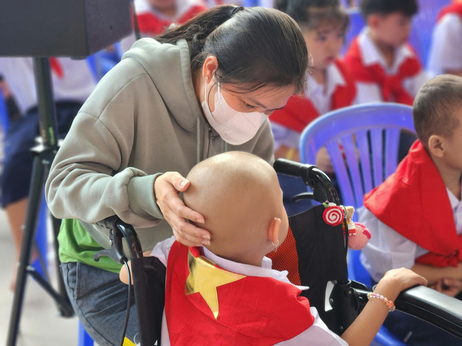 Ước mơ của Long cũng là nỗi lòng của biết bao phụ huynh. Chị Võ Thị Phương Thùy (31 tuổi, quê Quảng Ngãi) có con gái phát hiện ung thư xương vào tháng 9 năm ngoái và đã phải trải qua một cuộc phẫu thuật cắt bỏ chân trái. "Cháu ở bệnh viện nhiều hơn ở nhà, việc học cũng gián đoạn. Nhờ có lớp học mà cháu được củng cố kiến thức và vững tin hơn để chữa bệnh”, chị Thùy xúc động nói. c031cab8e1946aca3385.jpg