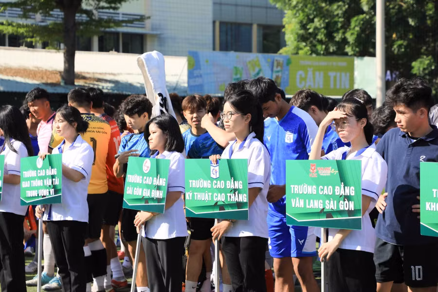 18 đội tham gia giải bóng đá học sinh, sinh viên các trường cao đẳng, trung cấp.