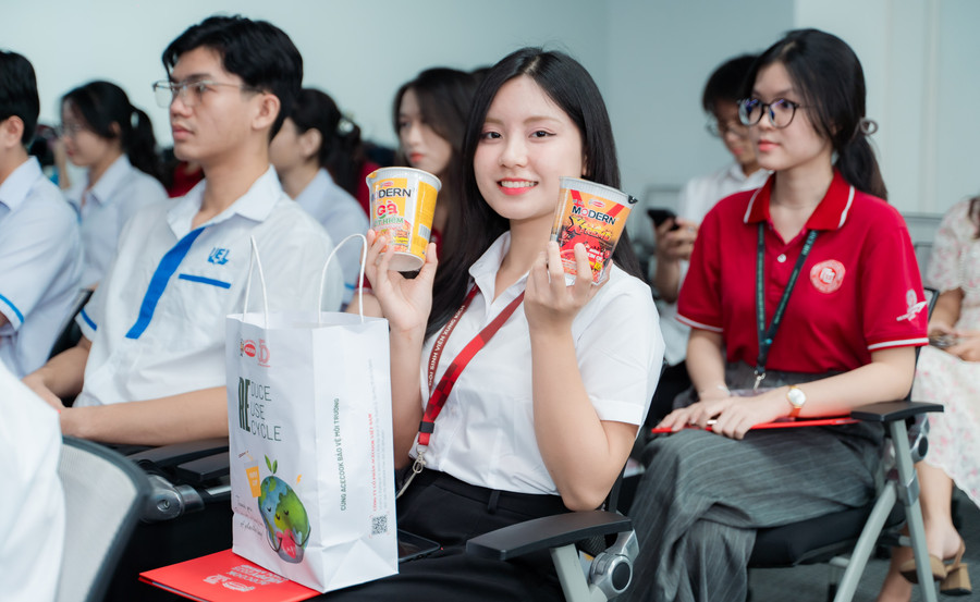 Sinh viên tham gia chuỗi workshop "Hành trang cho sự nghiệp Happy". hinh-3.jpg