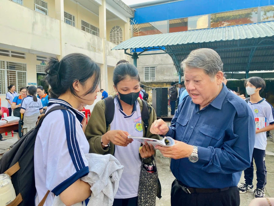 Hình ảnh ông Trần Anh Tuấn luôn gắn liền với học sinh THCS, THPT trong các buổi tư vấn hướng nghiệp.