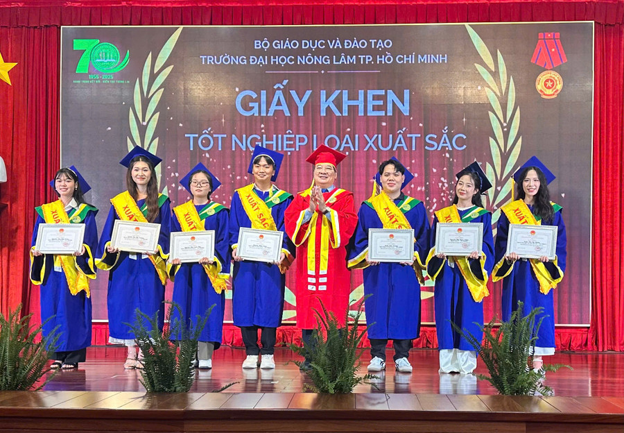 TS Trần Đình Lý cùng sinh viên trong lễ tốt nghiệp tại trường. z7313725160476-1cd1d91d80fd791b99a59cec4418ebe5.jpg