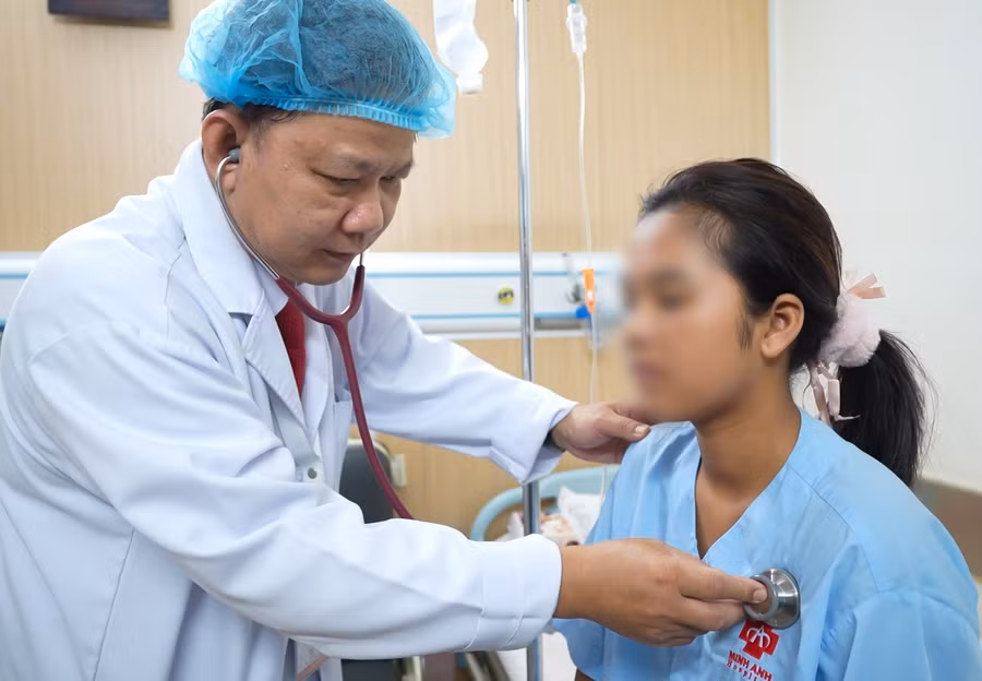 Bác sĩ thăm khám cho bệnh nhân sau phẫu thuật. 