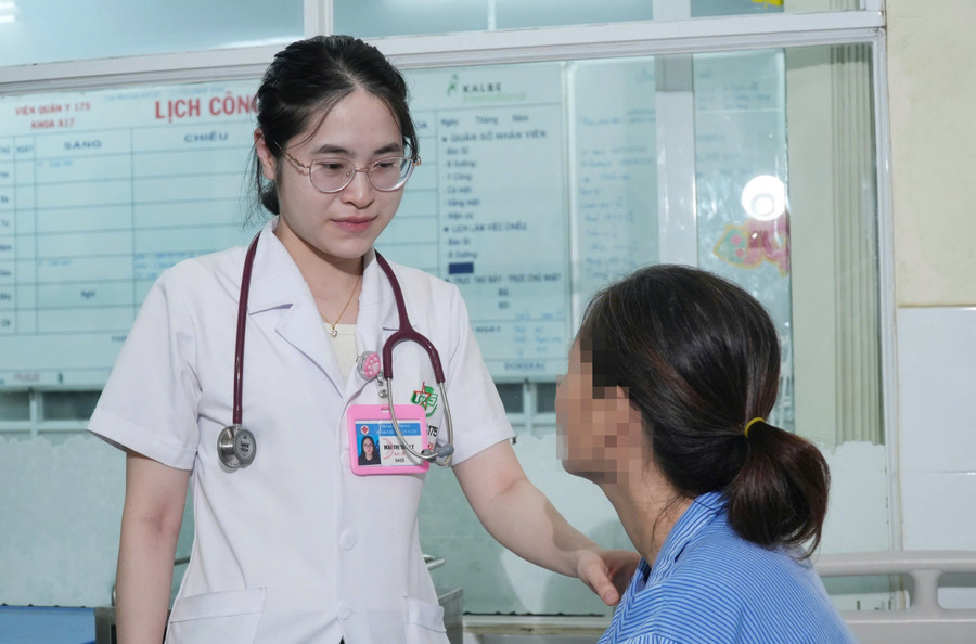 BS Mai Thị Thu Ly thăm khám cho bệnh nhân. 1000134013.jpg