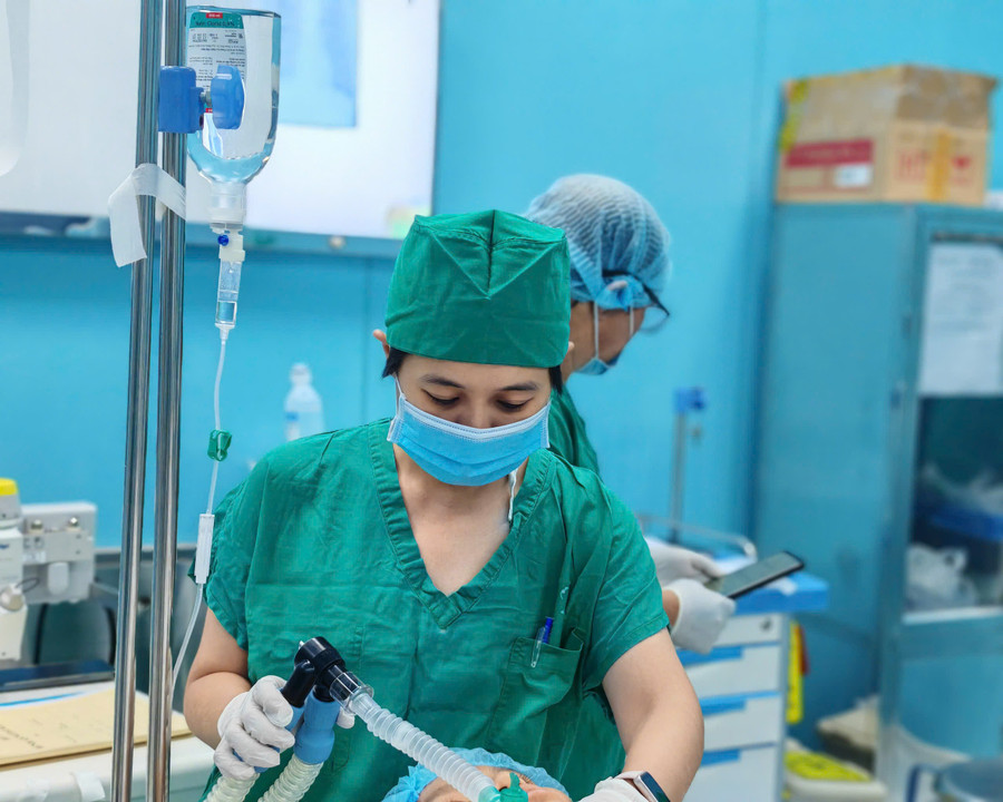 BS.CKI Nguyễn Thị Thanh Trúc - Bệnh viện Bình Dân đang tiến hành gây mê cho người bệnh tại Côn Đảo. (Ảnh: BVCC)