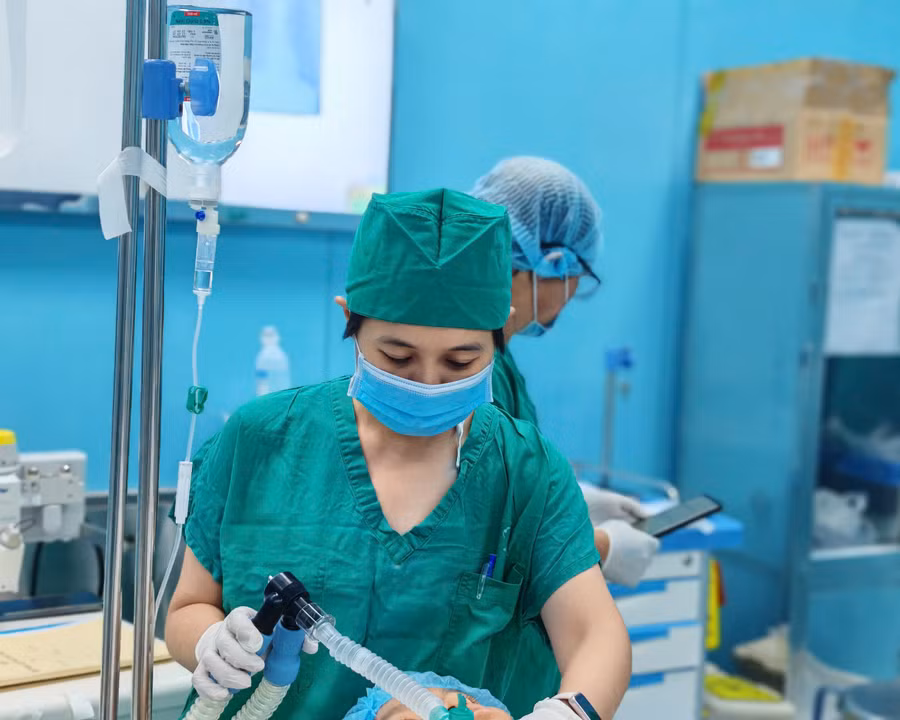 BS.CKI Nguyễn Thị Thanh Trúc - Bệnh viện Bình Dân đang tiến hành gây mê cho người bệnh tại Côn Đảo. (Ảnh: BVCC)