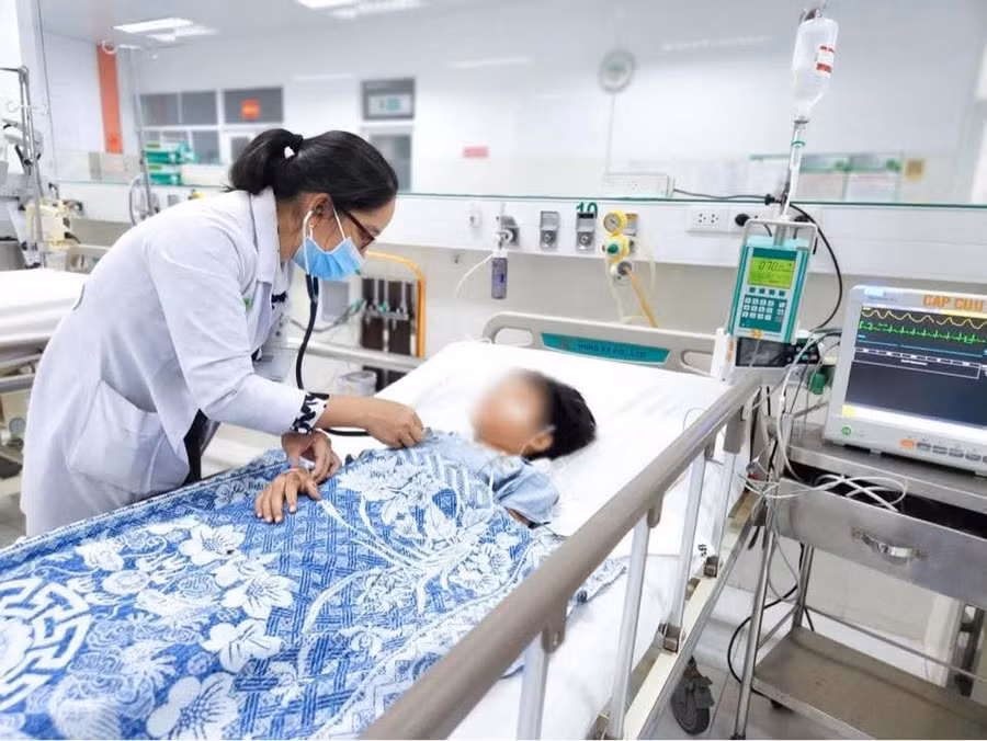 BS.CKII Huỳnh Thị Thúy Kiều đang thăm khám cho bệnh nhi. 