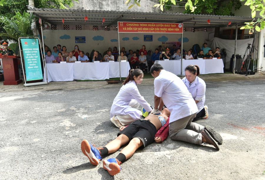 Bệnh viện Quân y 175 phối hợp với phường Hạnh Thông (TPHCM) tổ chức chương trình Huấn luyện đào tạo và diễn tập mô hình cấp cứu trước bệnh viện. 1000141310.jpg