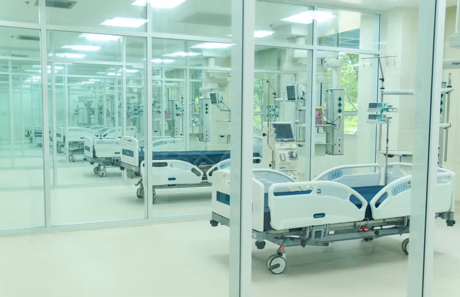 Tòa nhà Bệnh viện Đa khoa nằm trong khuôn viên Bệnh viện Quân y 175.