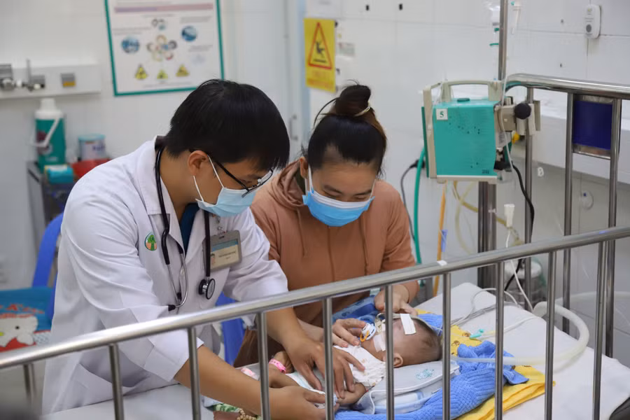 Bác sĩ khám, chữa bệnh tại Bệnh viện Nhi đồng 2. 