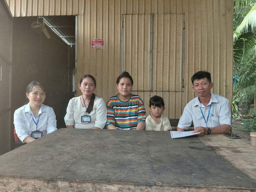 Cô Chu Phương Uyên (ngoài cùng, bên trái) cùng thầy Lê Văn Bảo cùng các giáo viên đến nhà vận động học trò đến trường. 