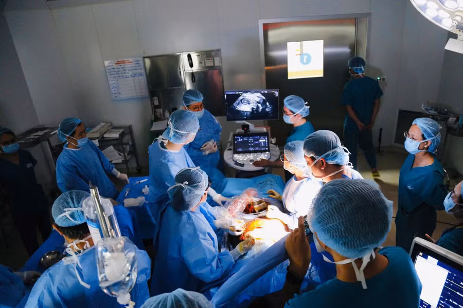 Ekip thực hiện thông tim bào thai. (Ảnh:BVCC) 