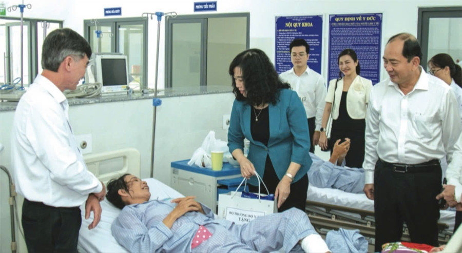 Bộ trưởng Bộ Y tế Đào Hồng Lan thăm và làm việc tại Côn Đảo (TPHCM).