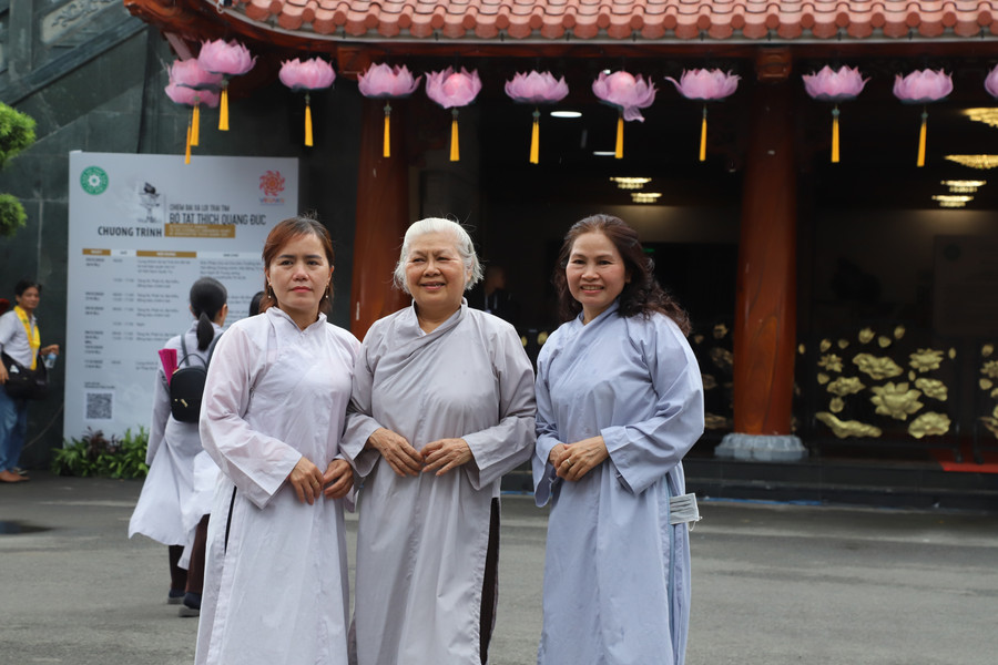 Bà Thu cùng người thân chiêm bái xá lợi trái tim Bồ tát Thích Quảng Đức tôn trí Việt Nam Quốc Tự. img-9349.jpg