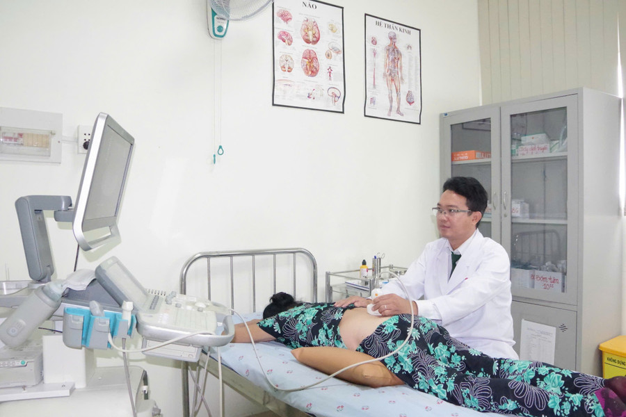 BS.CKII Kiều Mạnh Hà đang thăm khám cho bệnh nhân. giam-dau-1.jpg