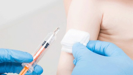 Tiêm ngừa vaccine đóng vai trò quan trọng trong việc phòng chống bệnh cho trẻ.