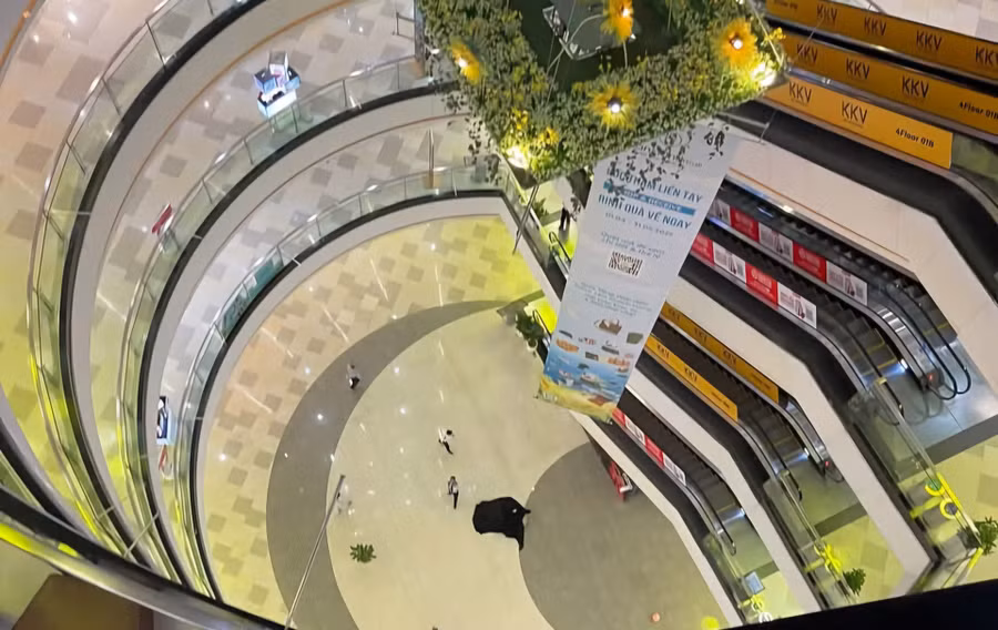 Thêm một người rơi lầu tử vong tại Trung tâm Thương mại Vạn Hạnh Mall. 