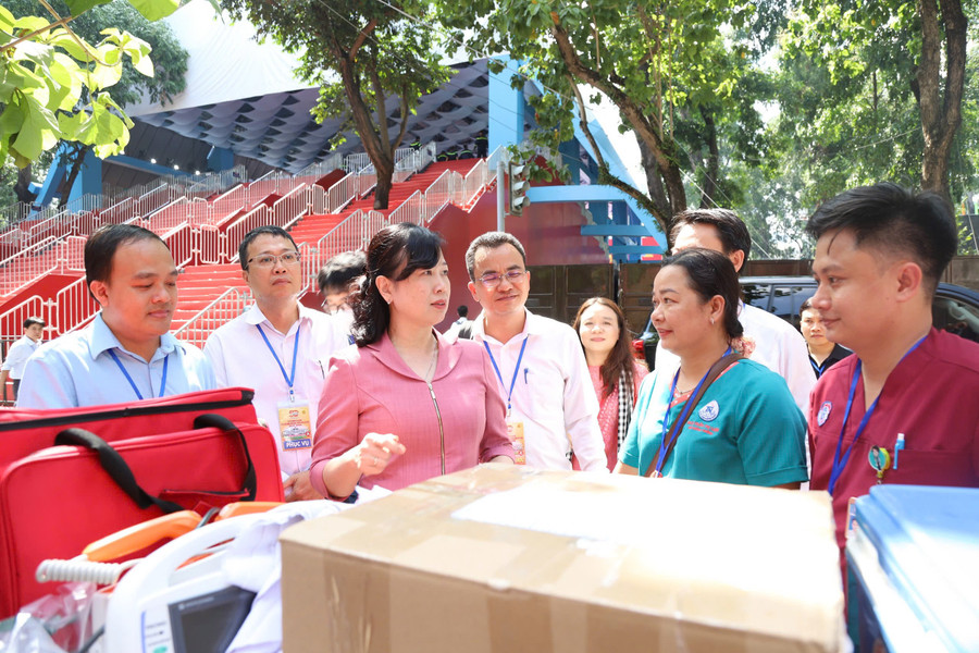 Bộ trưởng Bộ Y tế Đào Hồng Lan kiểm tra các điểm thực hiện nhiệm vụ đảm bảo sức khỏe cho Lễ 30/4. 