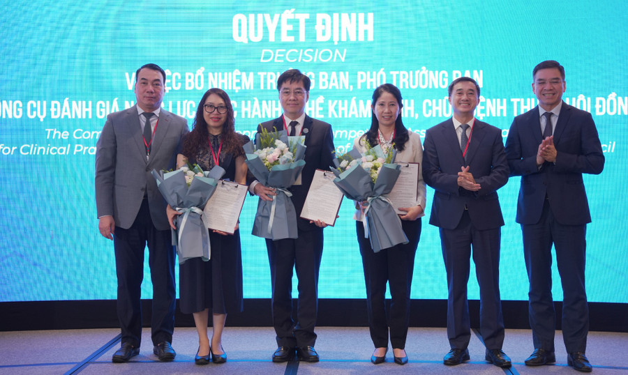 Trao quyết định Trưởng - Phó Ban Xây dựng Bộ công cụ đánh giá năng lực hành nghề khám bệnh, chữa bệnh. nht02582-1-1.jpg