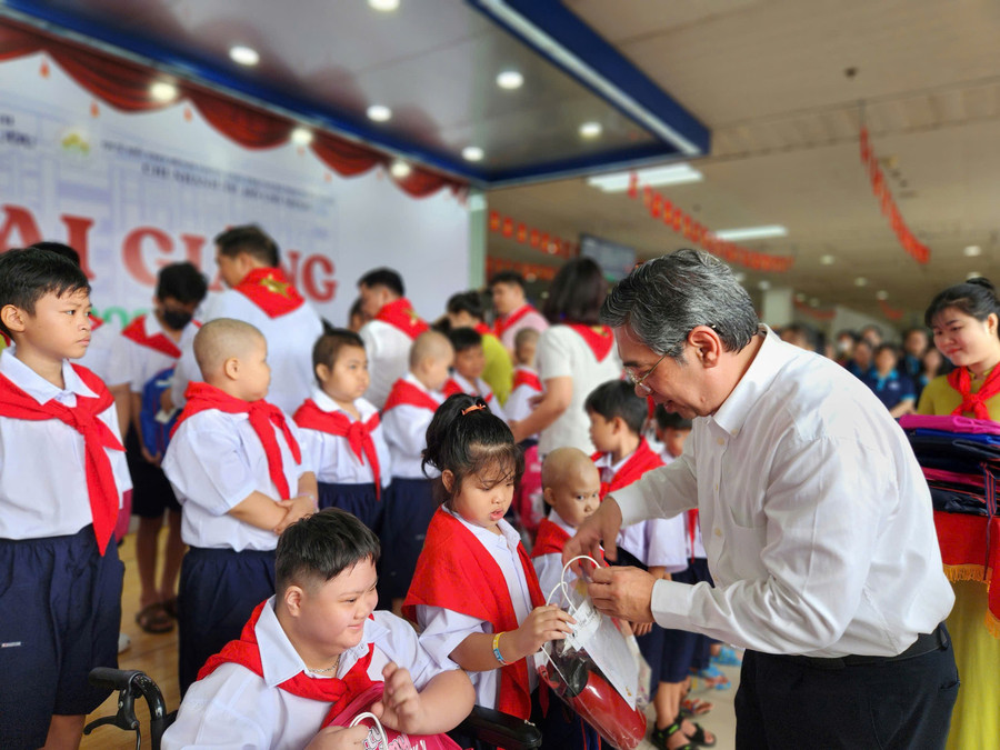 Ông Nguyễn Phước Lộc - Phó Bí thư Thành ủy TPHCM - Chủ tịch Ủy ban Mặt trận Tổ quốc Việt Nam TPHCM trao tặng quà và học bổng cho các em. 12aa1e472d6ba635ff7a.jpg