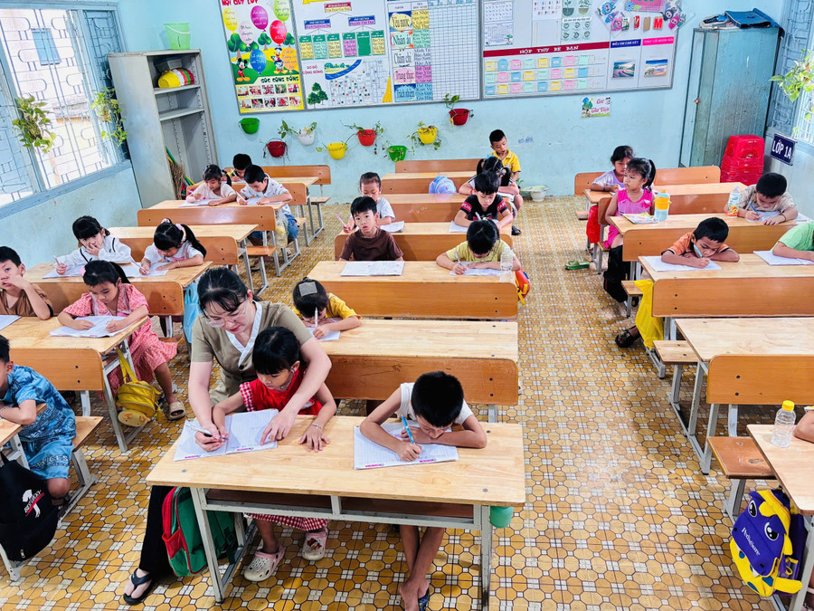 Hoạt động nhằm xóa bỏ rào cản ngôn ngữ đối với học sinh dân tộc thiểu số trước khi bước vào môi trường giáo dục phổ thông. 4feda4e73e74882ad165.jpg