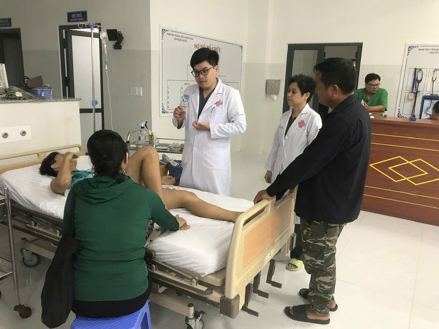 BS.CKII Vũ Khương An - Phó Trưởng Phòng Chỉ đạo tuyến và Nghiên cứu khoa học tư vấn cho người nhà và học sinh. (Ảnh: BVCC) 