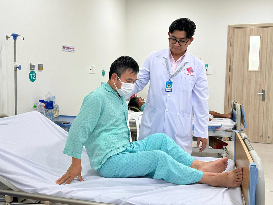Bác sĩ đang thăm khám cho bệnh nhân trước khi xuất viện. (Ảnh: BVCC) 02-bac-si-dang-huong-dan-cho-nguoi-benh-tdl-sau-mo.jpg