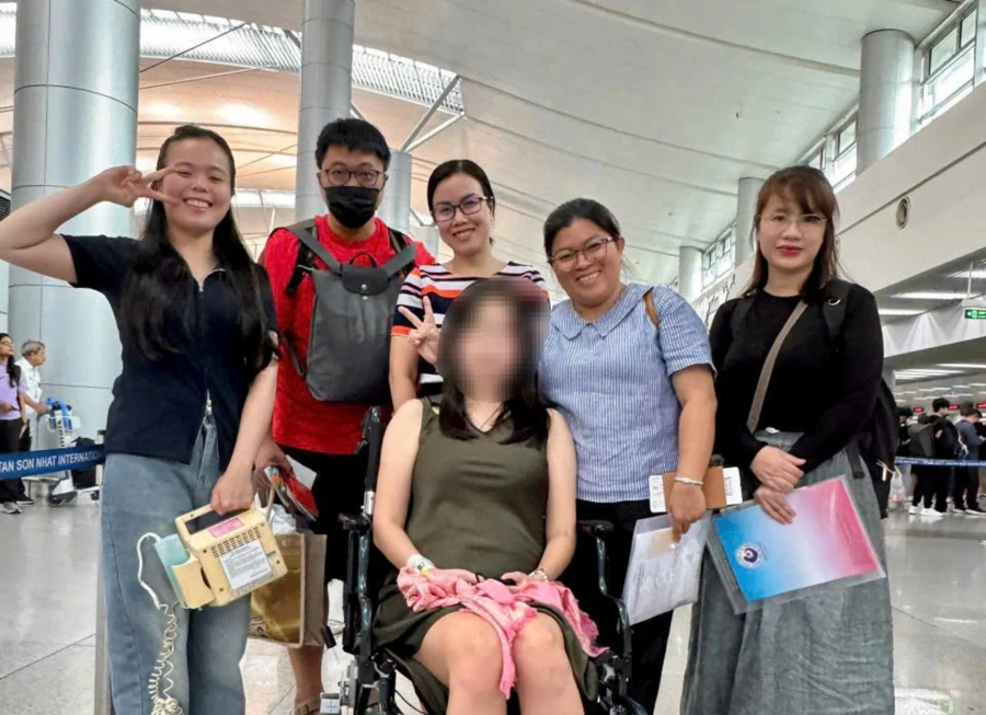 Sản phụ cùng các bác sĩ hạ cánh an toàn tại sân bay Singapore. 