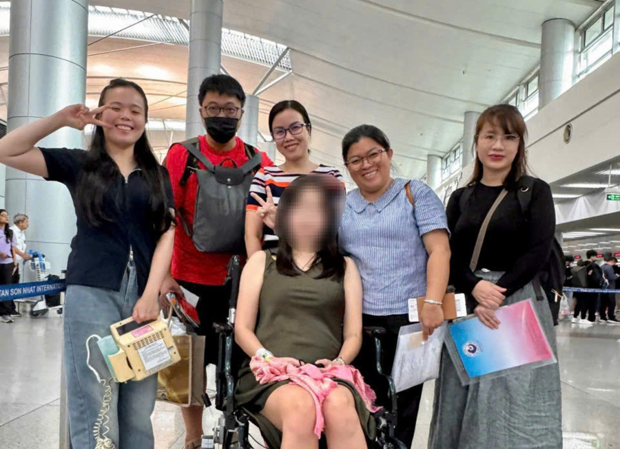 Sản phụ cùng các bác sĩ hạ cánh an toàn tại sân bay Singapore. 