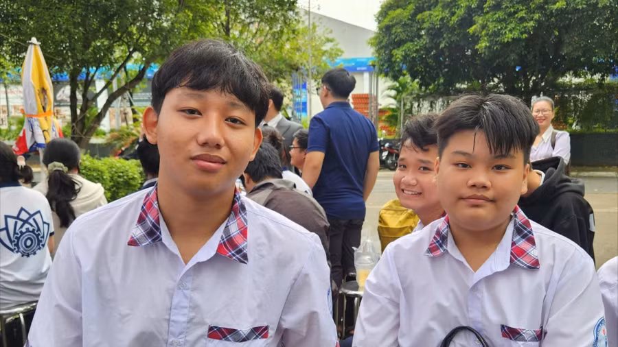 Vũ Anh Đức cùng các bạn trong ngày khai giảng.