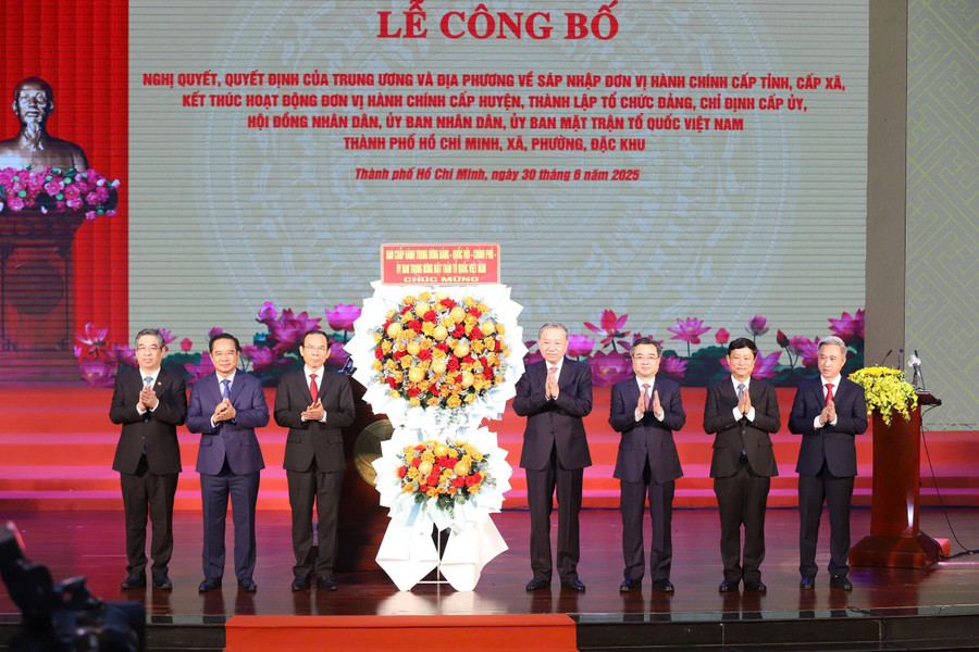 Tổng Bí thư Tô Lâm tặng hoa của Ban Chấp hành Trung ương Đảng, Quốc hội, Chính phủ, Ủy ban Trung ương MTTQ Việt Nam nhân sự kiện công bố và ra mắt Đảng bộ TPHCM. (Ảnh: Ngô Tùng)