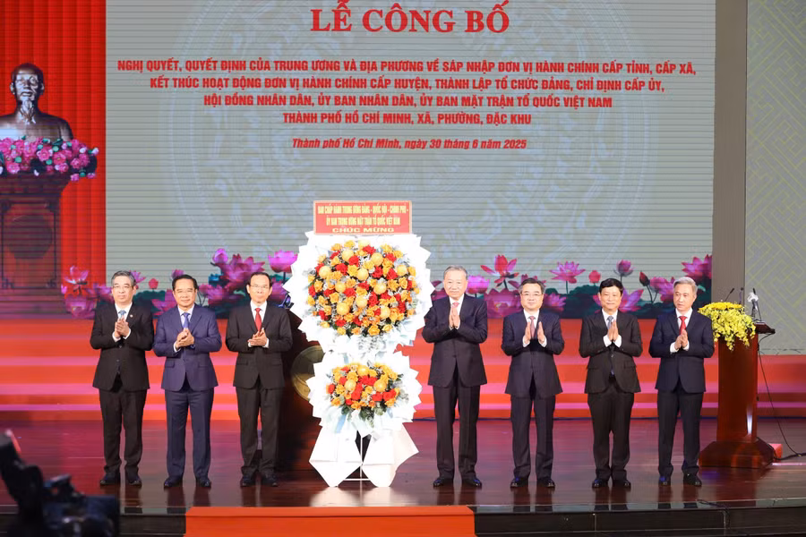 Tổng Bí thư Tô Lâm tặng hoa của Ban Chấp hành Trung ương Đảng, Quốc hội, Chính phủ, Ủy ban Trung ương MTTQ Việt Nam nhân sự kiện công bố và ra mắt Đảng bộ TPHCM. (Ảnh: Ngô Tùng)