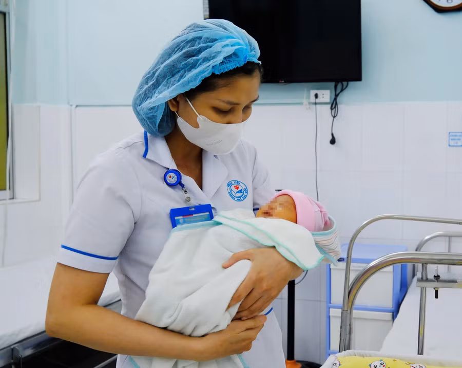 Bé gái chào đời khỏe mạnh bằng phương pháp sinh mổ. 