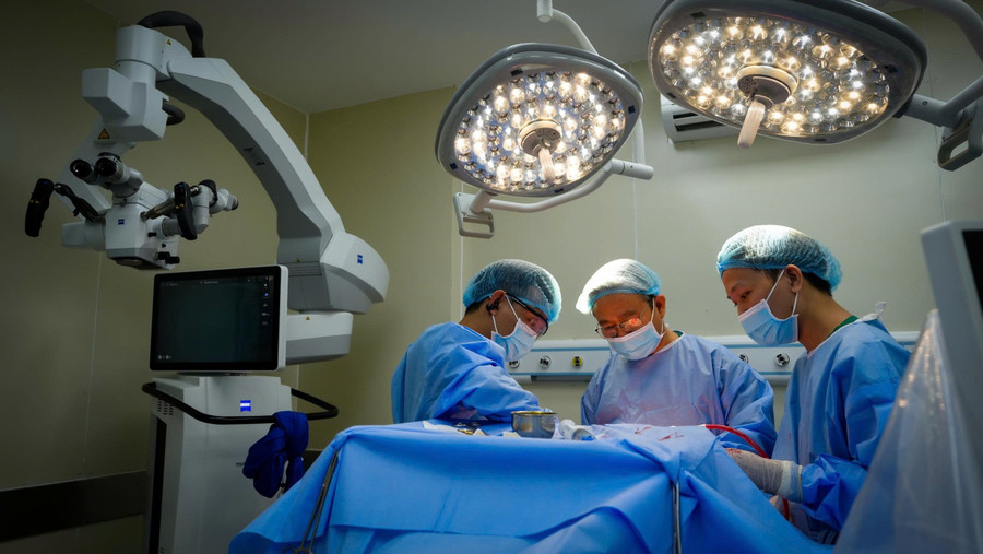 Ê-kip thực hiện phẫu thuật.