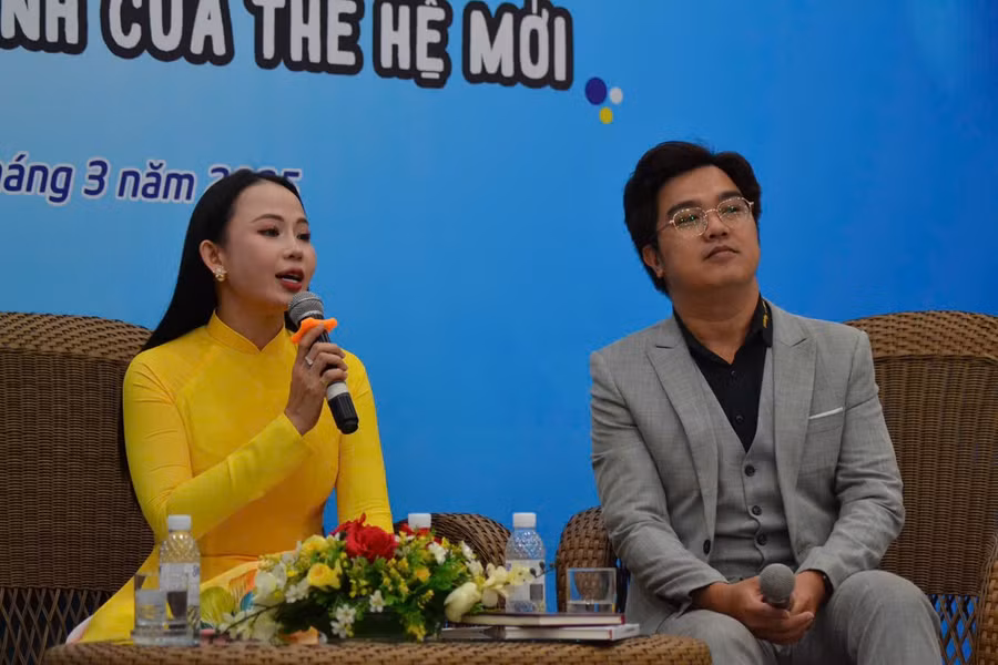 TS Nguyễn Thị Quốc Minh (trái) tại buổi Talkshow “Sách và bạn trẻ”, chủ đề “Trà sữa cùng Gen Z - Hành trình trưởng thành của thế hệ mới”.