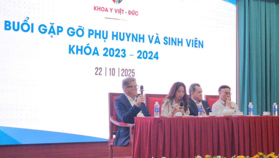 Buổi gặp gỡ phụ huynh và sinh viên khoa Y Việt - Đức, chiều 22/10. 