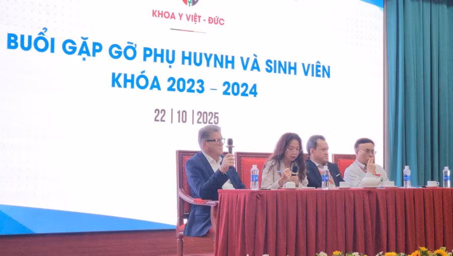 Buổi gặp gỡ phụ huynh và sinh viên khoa Y Việt - Đức, chiều 22/10. 