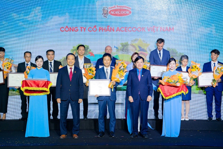 Đại diện Acecook Việt Nam nhận giải Top 100 Doanh nghiệp bền vững 2025.