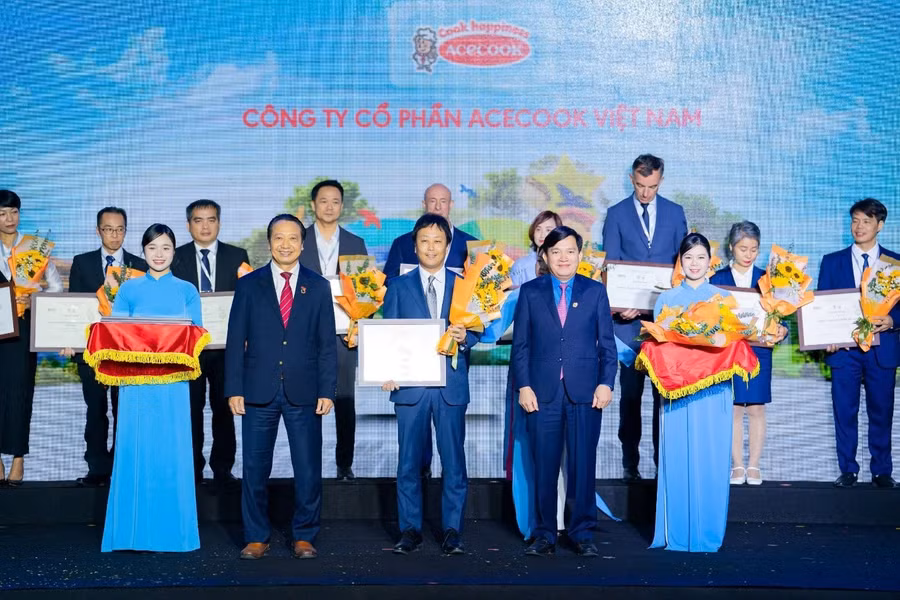 Đại diện Acecook Việt Nam nhận giải Top 100 Doanh nghiệp bền vững 2025.