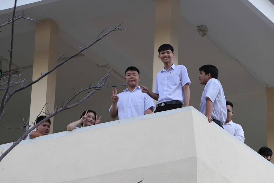 Thí sinh tại điểm thi Trường THPT Nguyễn Văn Trỗi. 8a0448b31660a13ef871.jpg