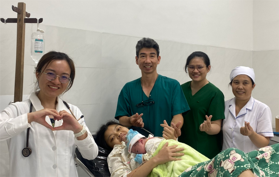 TS.BS Huỳnh Giang Châu (áo xanh) - Bệnh viện Hùng Vương. (Ảnh: SYT) img202509253224323883-109202522.png