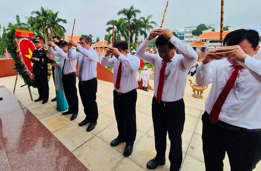 Đoàn đại biểu do ông Nguyễn Phước Lộc làm Trưởng đoàn dâng hương. (Ảnh: H.T) img-1587.jpg