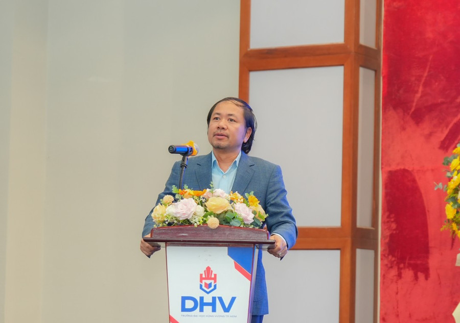 TS Trần Việt Anh - Phó Chủ tịch Thường trực Hội đồng Trường - Phó Hiệu trưởng Phụ trách trường phát biểu tại buổi lễ. 