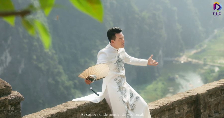 Ca sĩ, nhạc sĩ Quách Beem trình bày ca khúc "Ninh Bình ơi". 1000131765.jpg