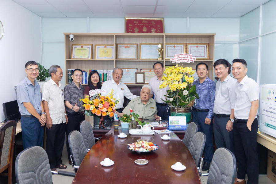NGƯT.PGS.TS Cao Minh Thì cùng các thế hệ cán bộ, giảng viên HUTECH. 1000131768.jpg