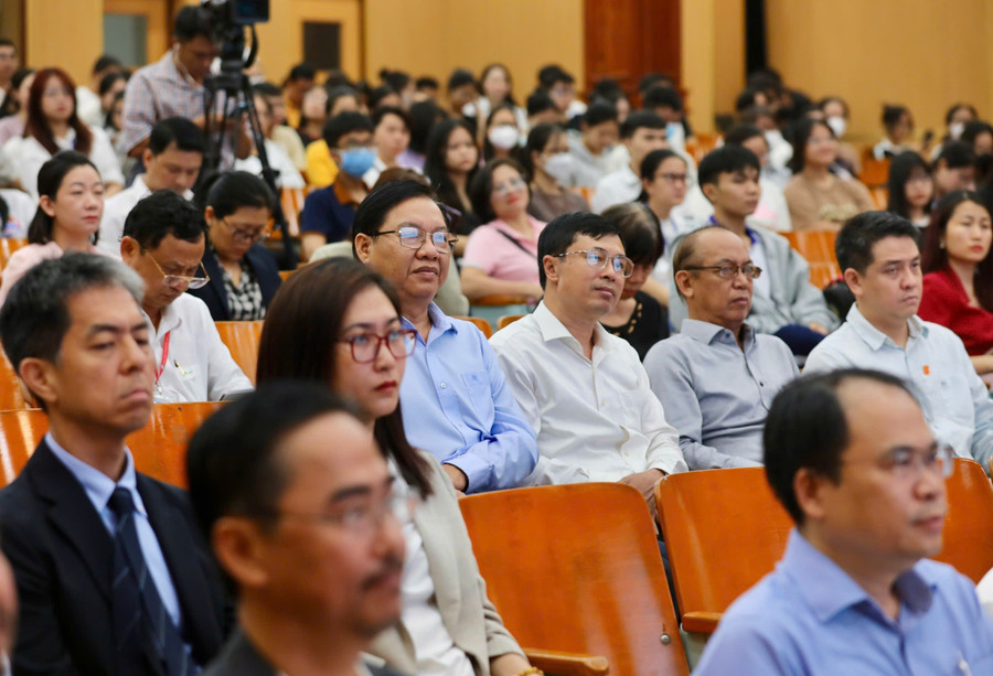 Hội thảo có sự tham gia của các chuyên gia đầu ngành trong lĩnh vực dược. 1000132411.jpg