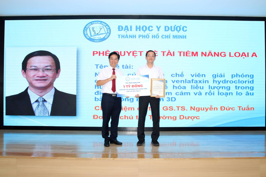 Trao giấy chứng nhận phê duyệt đề tài cấp cơ sở loại A. img-4352-1.jpg