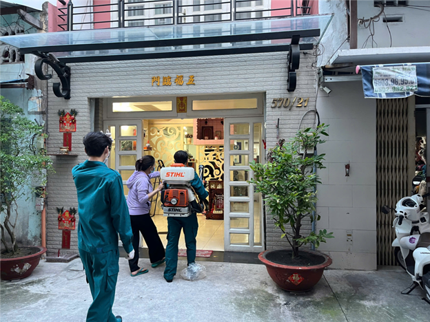 Lực lượng y tế phun hóa chất diệt muỗi tại khu phố 24, phường Chợ Lớn. (Ảnh: HCDC) download.png