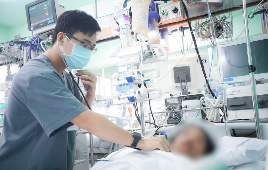 Bác sĩ thăm khám cho bệnh nhân. (Ảnh: BVCC) 571502783-839145878618319-343222024709889676-n.jpg